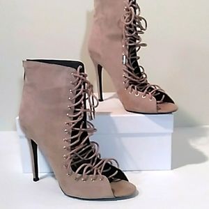 COOL LACE UP SHOES BY KENDALL + KYLIE BEIGE